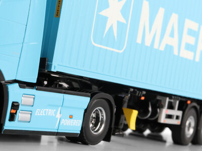 WSI WSI Volvo FH Aero Globetrotter Electric 4x2 + 3-axle container trailer + 40ft. container MAERSK