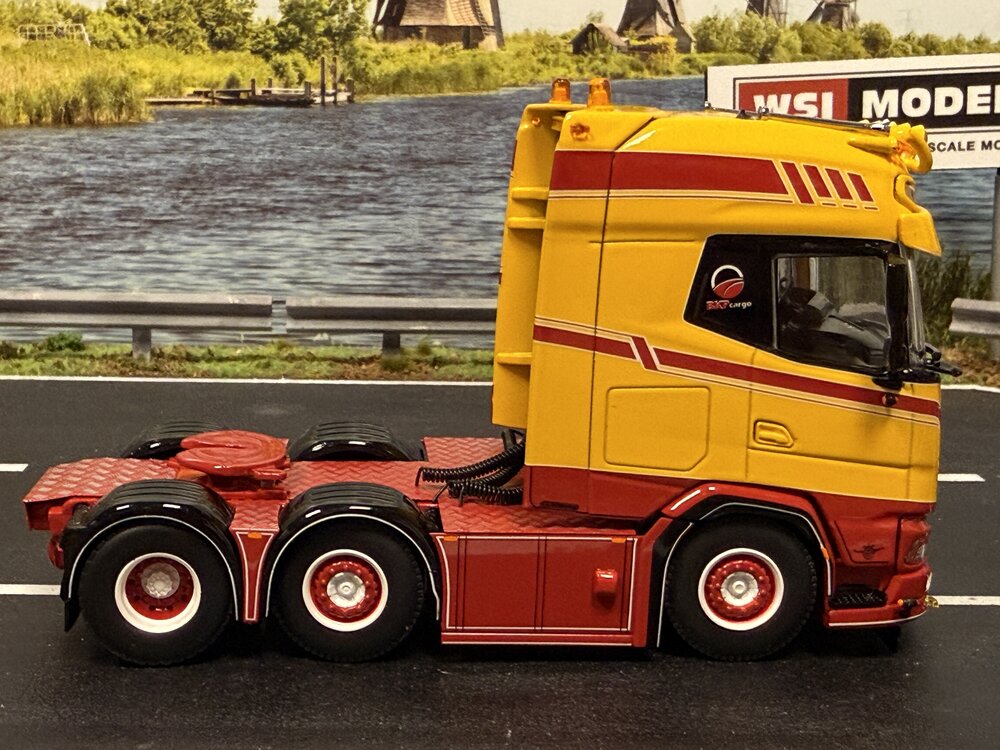 WSI WSI DAF XG+ 6x2 BKP CARGO