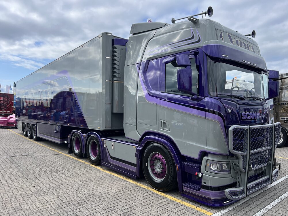 Tekno Tekno Scania NGR Highline 6x2 sleepas trekker met 3-assige koeloplegger VOWA - ULTRAVIOLET