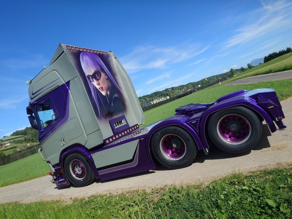 Tekno Tekno Scania NGR Highline 6x2 with 3-axle reefer trailer VOWA - ULTRAVIOLET