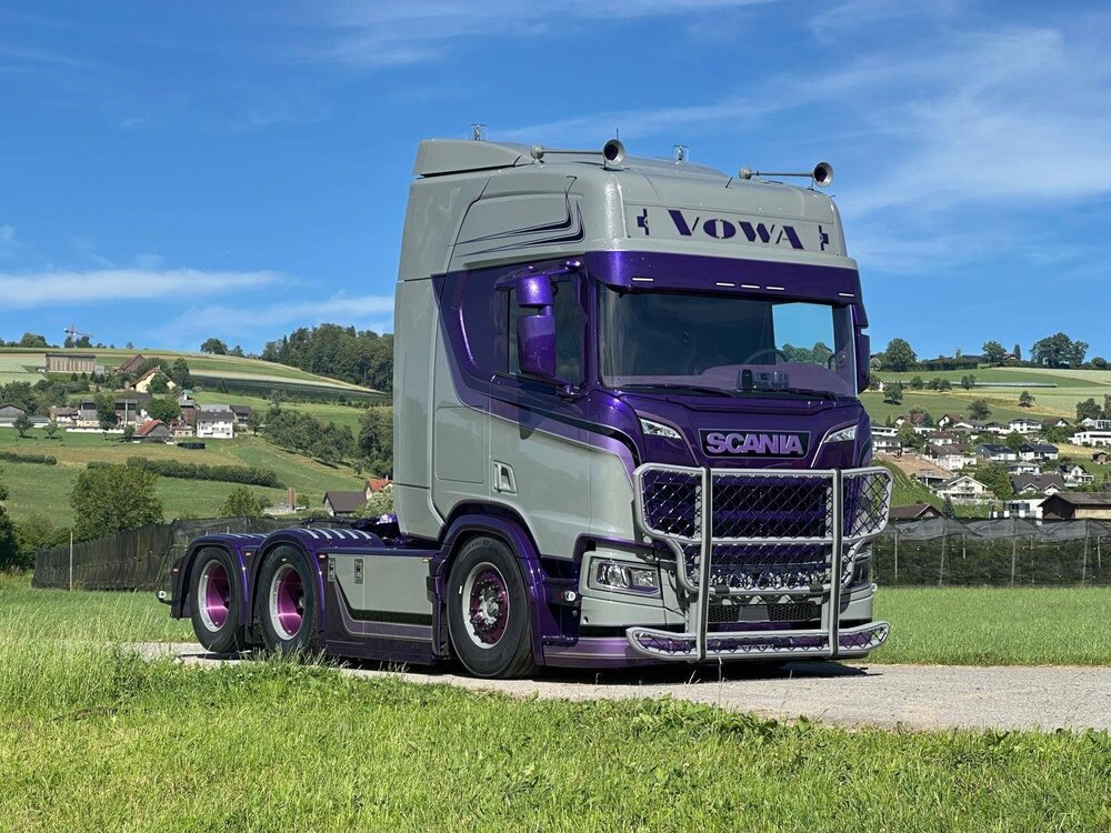 Tekno Tekno Scania NGR Highline 6x2 with 3-axle reefer trailer VOWA - ULTRAVIOLET
