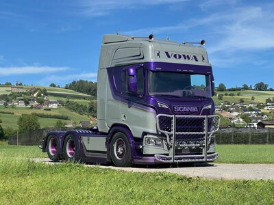 Tekno Tekno Scania NGR Highline 6x2 with 3-axle reefer trailer VOWA - ULTRAVIOLET