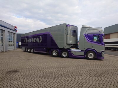 Tekno Tekno Scania NGR Highline 6x2 sleepas trekker met 3-assige koeloplegger VOWA - ULTRAVIOLET