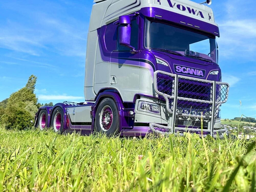 Tekno Tekno Scania NGR Highline 6x2 sleepas trekker met 3-assige koeloplegger VOWA - ULTRAVIOLET