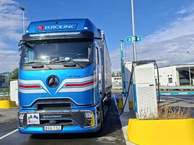 Tekno Tekno Mercedes E-Actros Gigaspace 4x2 met 3-as schuifzeilen oplegger EUROLINK