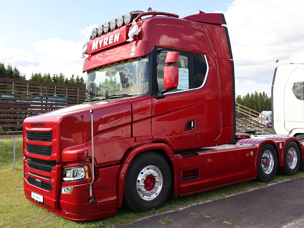 Tekno Tekno Tuft R Highline with 3-axle Broshuis semi lowloader MYREN
