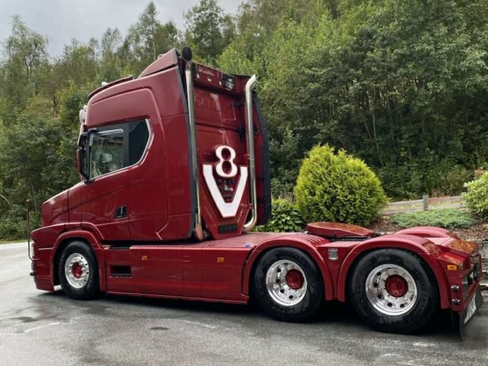 Tekno Tekno Tuft R Highline with 3-axle Broshuis semi lowloader MYREN