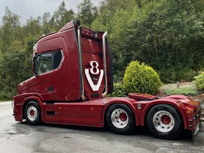 Tekno Tekno Tuft R Highline with 3-axle Broshuis semi lowloader MYREN