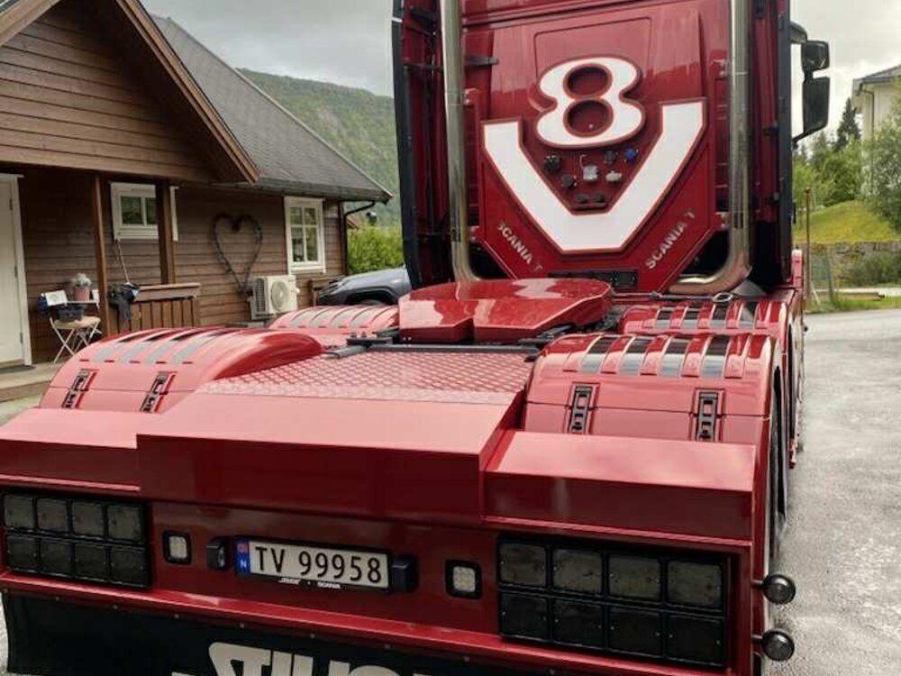 Tekno Tekno Tuft R Highline with 3-axle Broshuis semi lowloader MYREN
