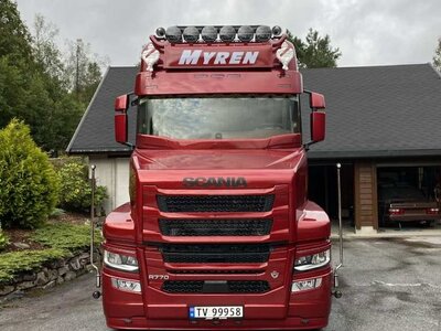 Tekno Tekno Tuft R Highline with 3-axle Broshuis semi lowloader MYREN