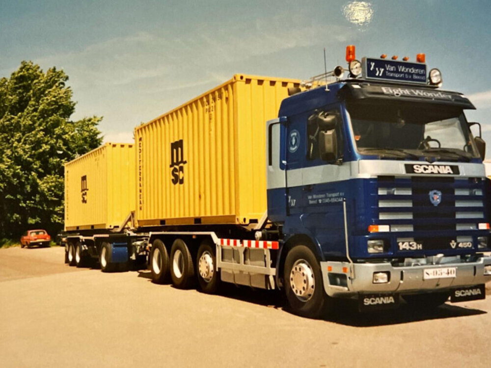 WSI WSI Scania 3 series streamline 8x2 motorwagen + 3-as oplegger container combi VAN WONDEREN BEESD
