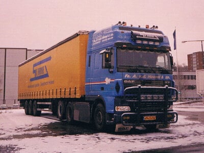 WSI WSI DAF 95XF Super Space Cab 6x2 met 3-as schuizeilen oplegger FA. A. V.D. HEUVEL & ZN.