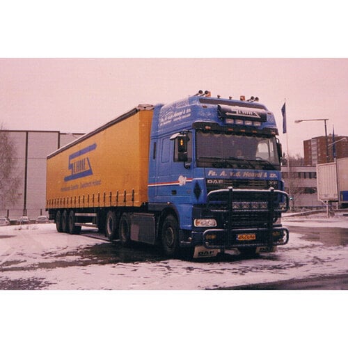 WSI WSI DAF 95XF Super Space Cab 6x2 met 3-as schuizeilen oplegger FA. A. V.D. HEUVEL & ZN.