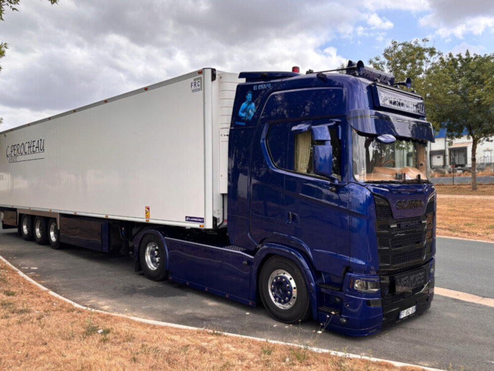 WSI WSI Scania NGS 4x2 with 3-axle reefer trailer PEROCHEAU
