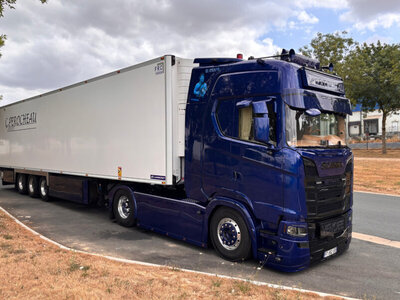 WSI WSI Scania NGS 4x2 with 3-axle reefer trailer PEROCHEAU