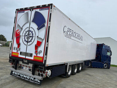 WSI WSI Scania NGS 4x2 with 3-axle reefer trailer PEROCHEAU