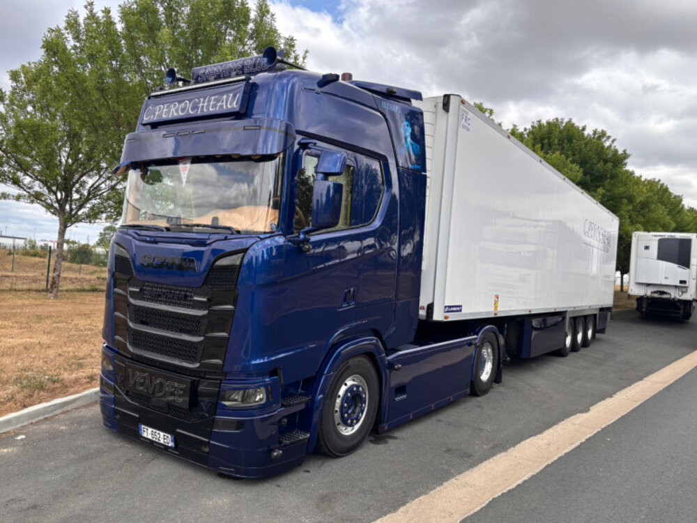 WSI WSI Scania NGS 4x2 with 3-axle reefer trailer PEROCHEAU