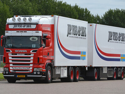 WSI WSI Scania R5 Topline 6x2 motorwagen met 3 as oplegger - 6-as koelcombinatie JP VIS & ZN.