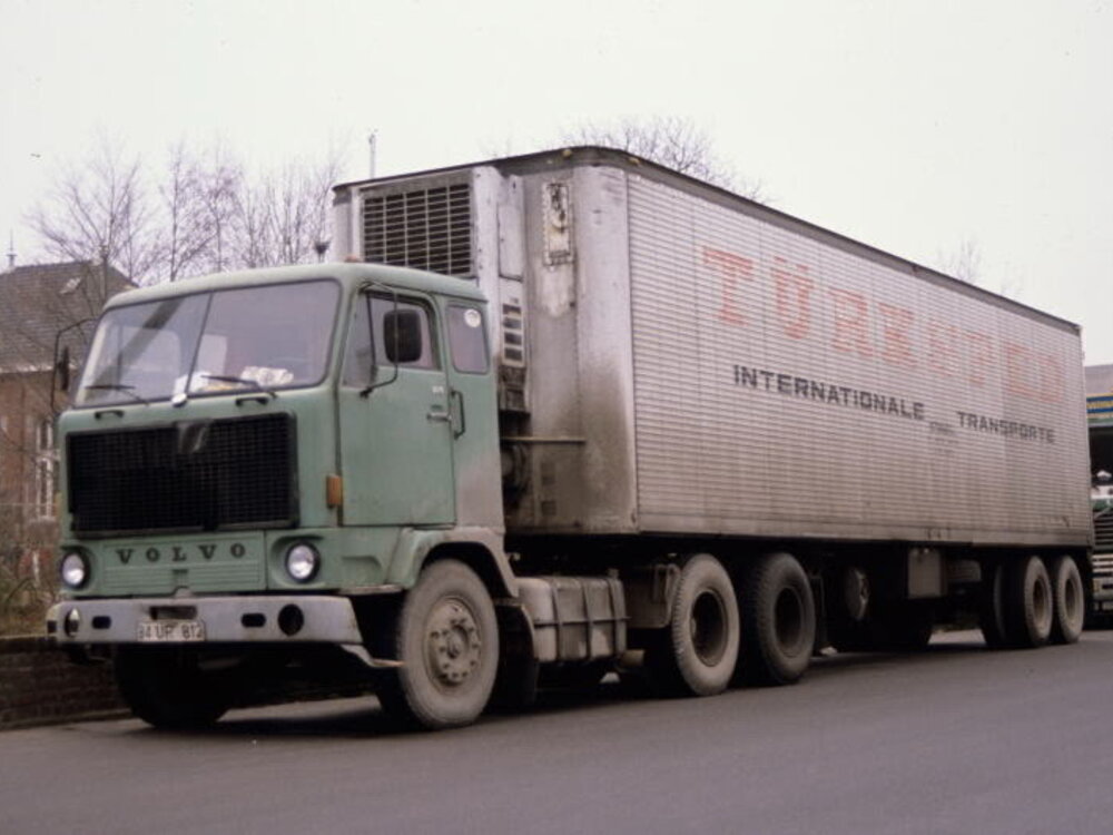Tekno Tekno Volvo F89 with classic 3-axle reefer trailer TURKSPED