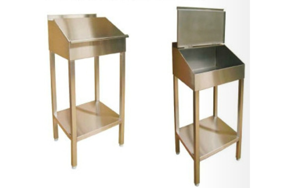 Pupitre avec plateau de rangement en acier inoxydable