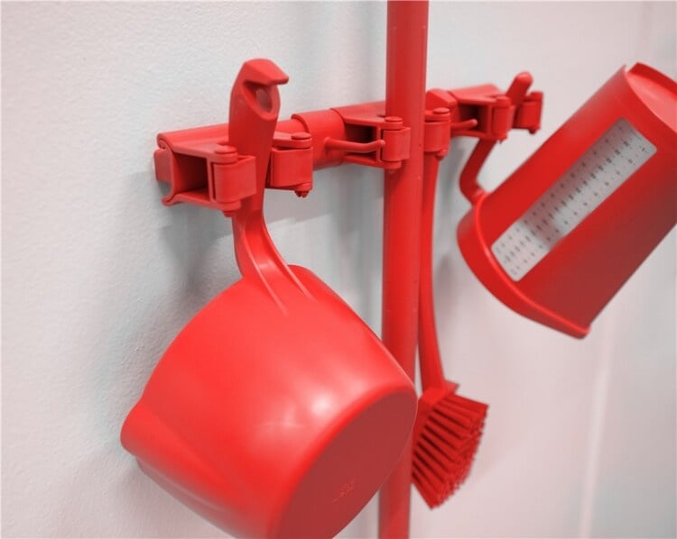 Supports muraux pour le nettoyage du matériel