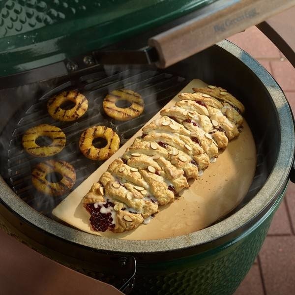 Big Green Egg ® Half Moon Baking Stone