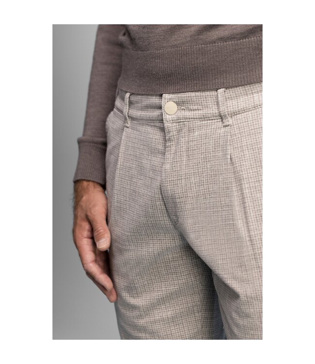pleated chino beige print