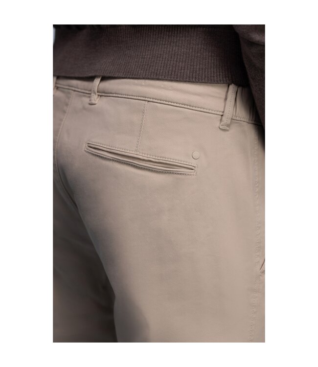 pleated chino beige