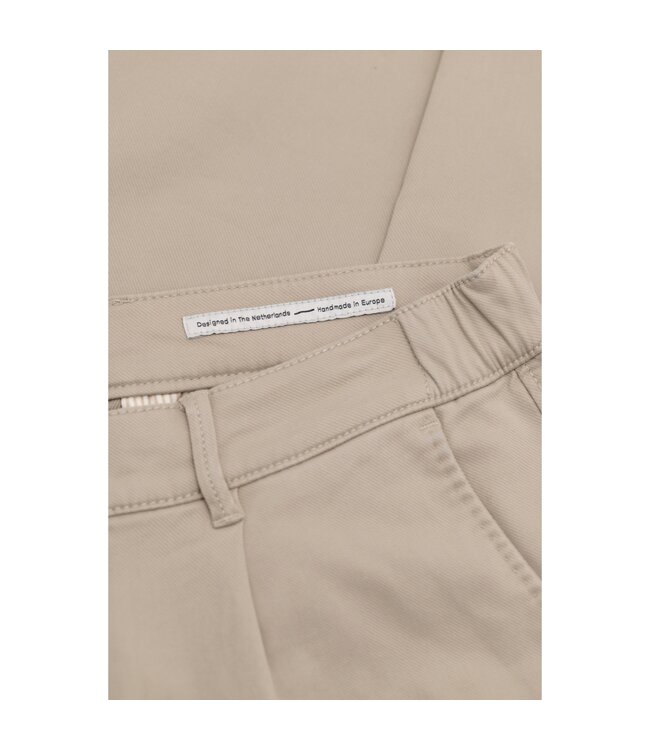 pleated chino beige