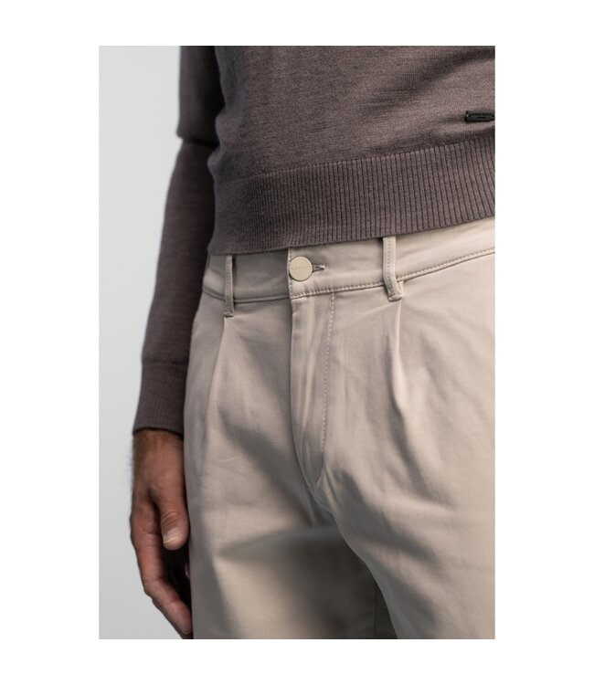 pleated chino beige