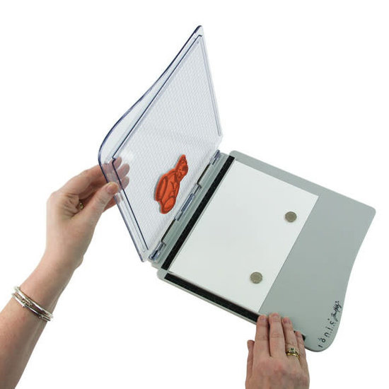 Tim Holtz Tonic Studios Tim Holtz Stamping Platform + Gratis Beschermhoes