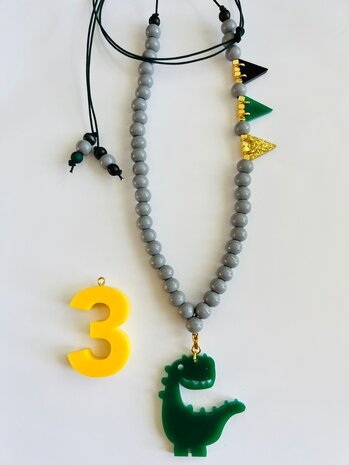 By Melo By Melo | Verjaardagsketting geel/ grijs incl. dino bedel en cijfer By Melo By Melo | Verjaardagsketting geel/ grijs incl. dino bedel en cijfer