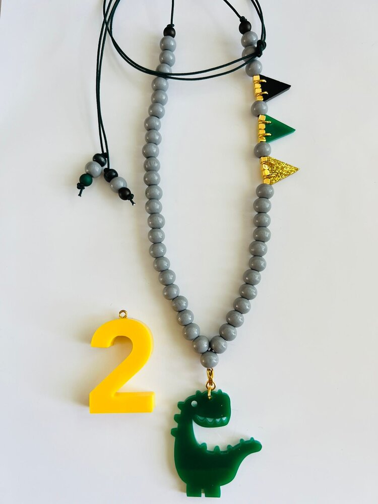 By Melo By Melo | Verjaardagsketting geel/ grijs incl. dino bedel en cijfer By Melo By Melo | Verjaardagsketting geel/ grijs incl. dino bedel en cijfer