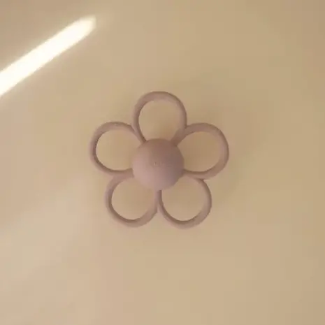 Mushie Mushie |  Rattle daisy teether | Soft Lilac Mushie Mushie |  Rattle daisy teether | Soft Lilac