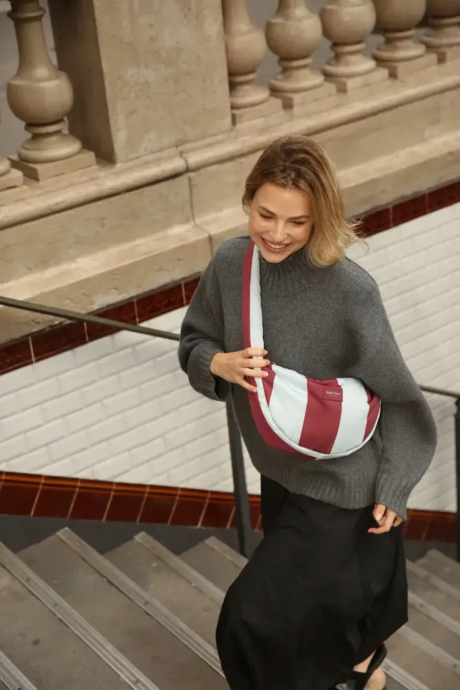 Studio Noos Studio Noos | Bold Stripe Puffy Mini Crossbody Bag | Bordeaux/lichtblauw Studio Noos Studio Noos | Bold Stripe Puffy Mini Crossbody Bag | Bordeaux/lichtblauw