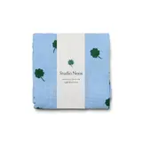 Studio Noos Studio Noos | Swaddle Print Medium | Light Blue Clover Studio Noos Studio Noos | Swaddle Print Medium | Light Blue Clover