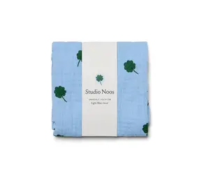 Studio Noos Studio Noos | Swaddle Print Medium | Light Blue Clover