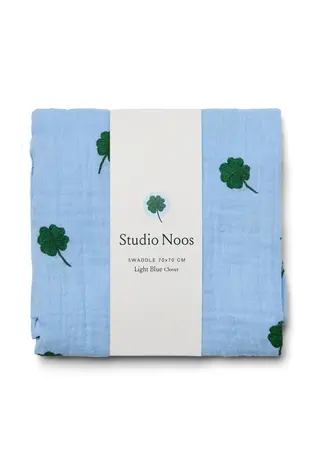Studio Noos Studio Noos | Swaddle Print Medium | Light Blue Clover