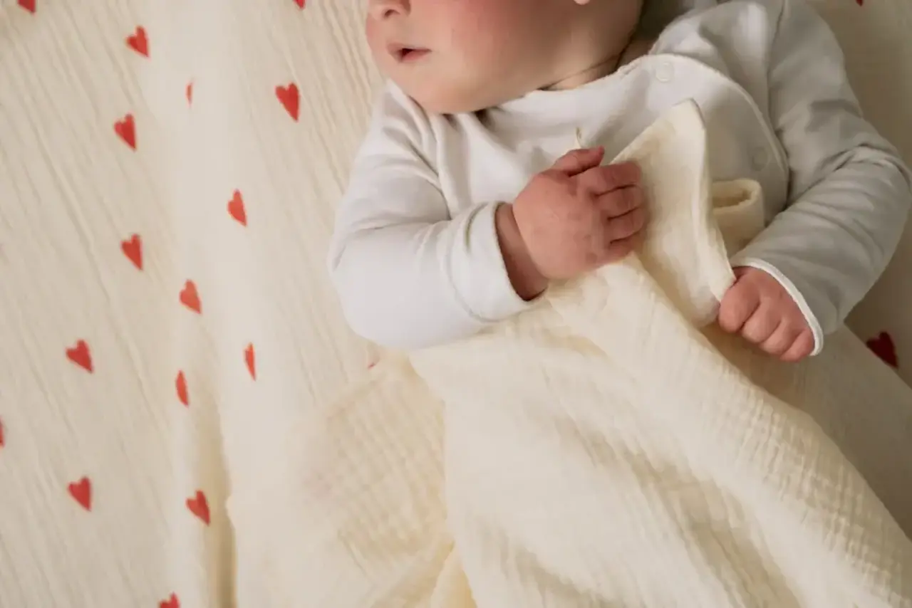 Studio Noos Studio Noos | Swaddle Print Large | Beige Hearts