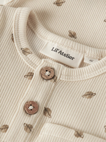 Lil ' Atelier Lil ' Atelier | NBMLAVO ENO LS SLIM BODY LIL | Turtledove PLANETS