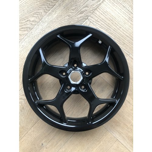 Piaggio origineel MP3 velg GLANS zwart met Michelin 110/70-13 band, ventiel en logo Piaggio origineel MP3 velg GLANS zwart met Michelin 110/70-13 band, ventiel en logo