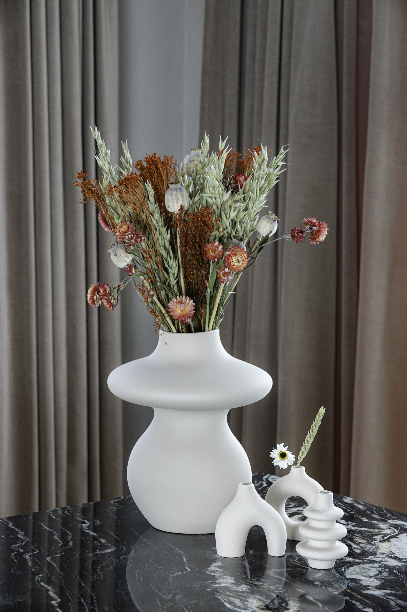 Jarrón con flores secas decoración en el baño, España Fotografía de stock -  Alamy