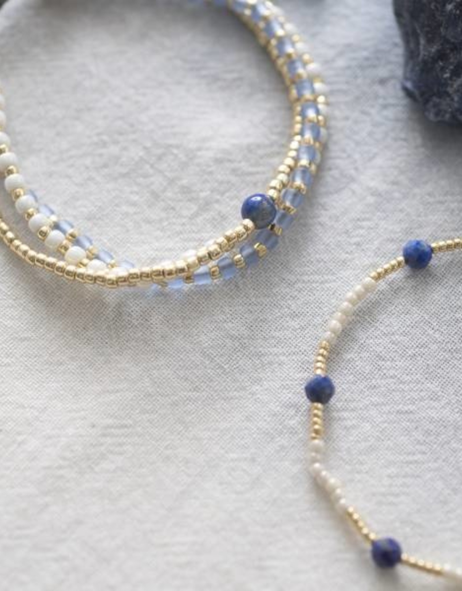 A Beautiful Story armband 'Warrior' goud - lapis lazuli