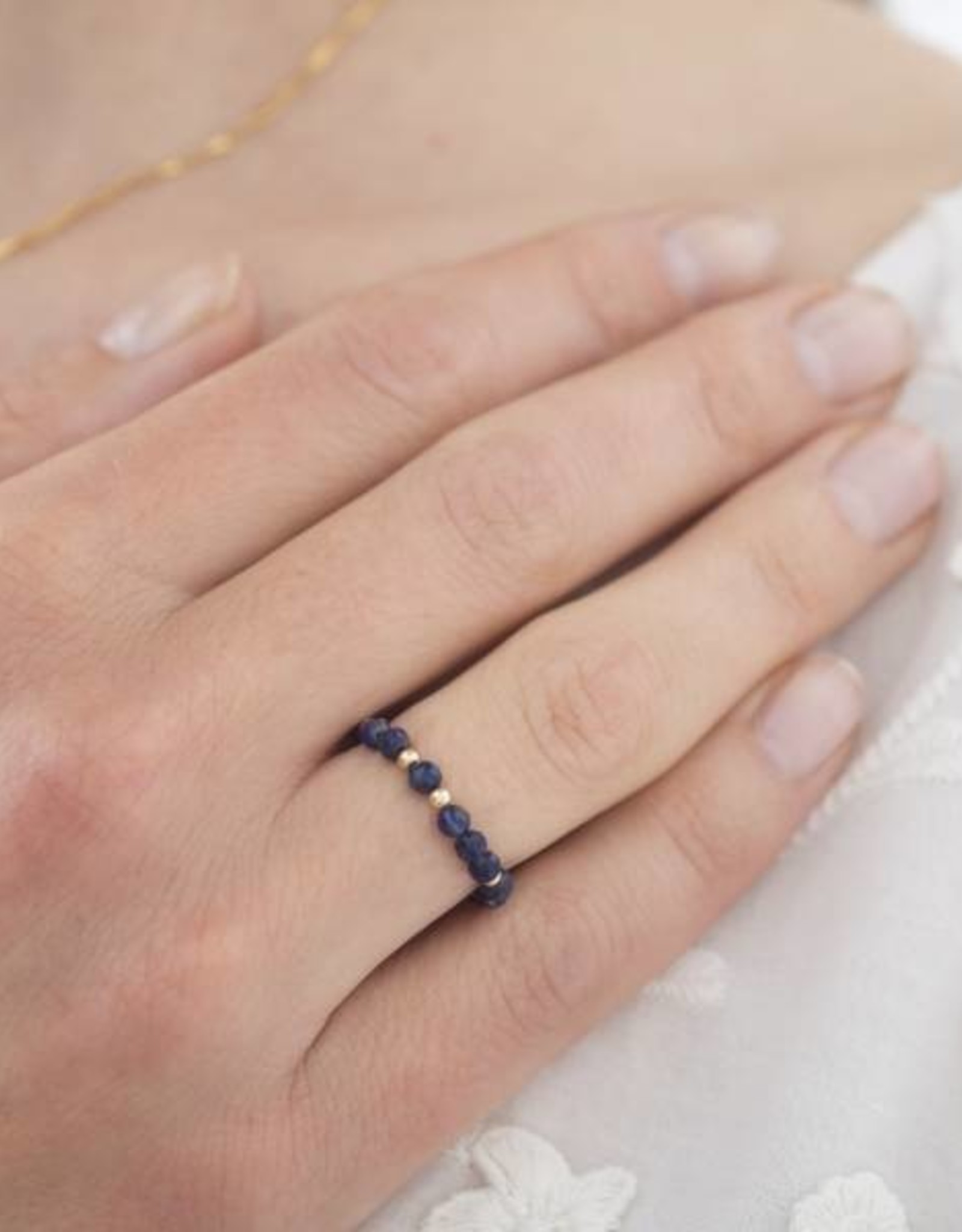 A Beautiful Story ring 'Dedicated' goud - lapis lazuli