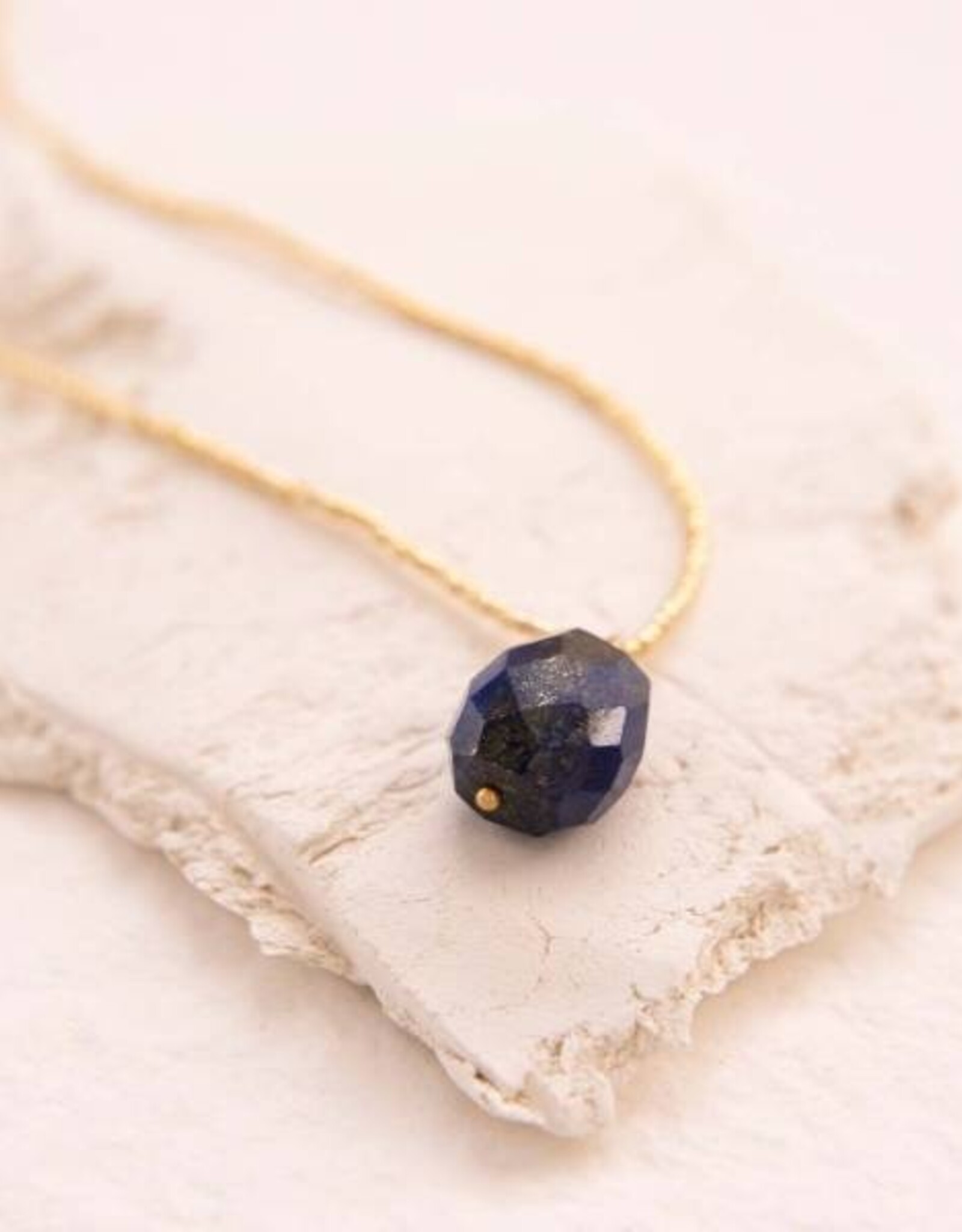 A Beautiful Story necklace 'Calm' - lapis lazuli