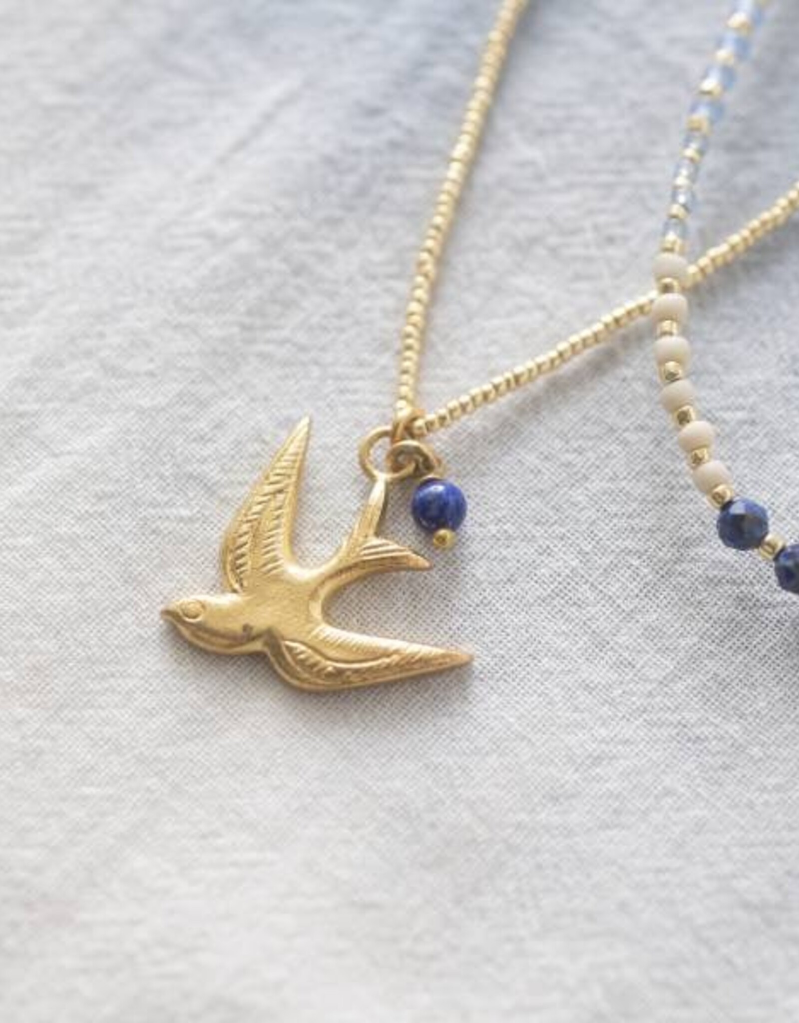 A Beautiful Story ketting 'Paradise' zwaluw - lapis lazuli goud