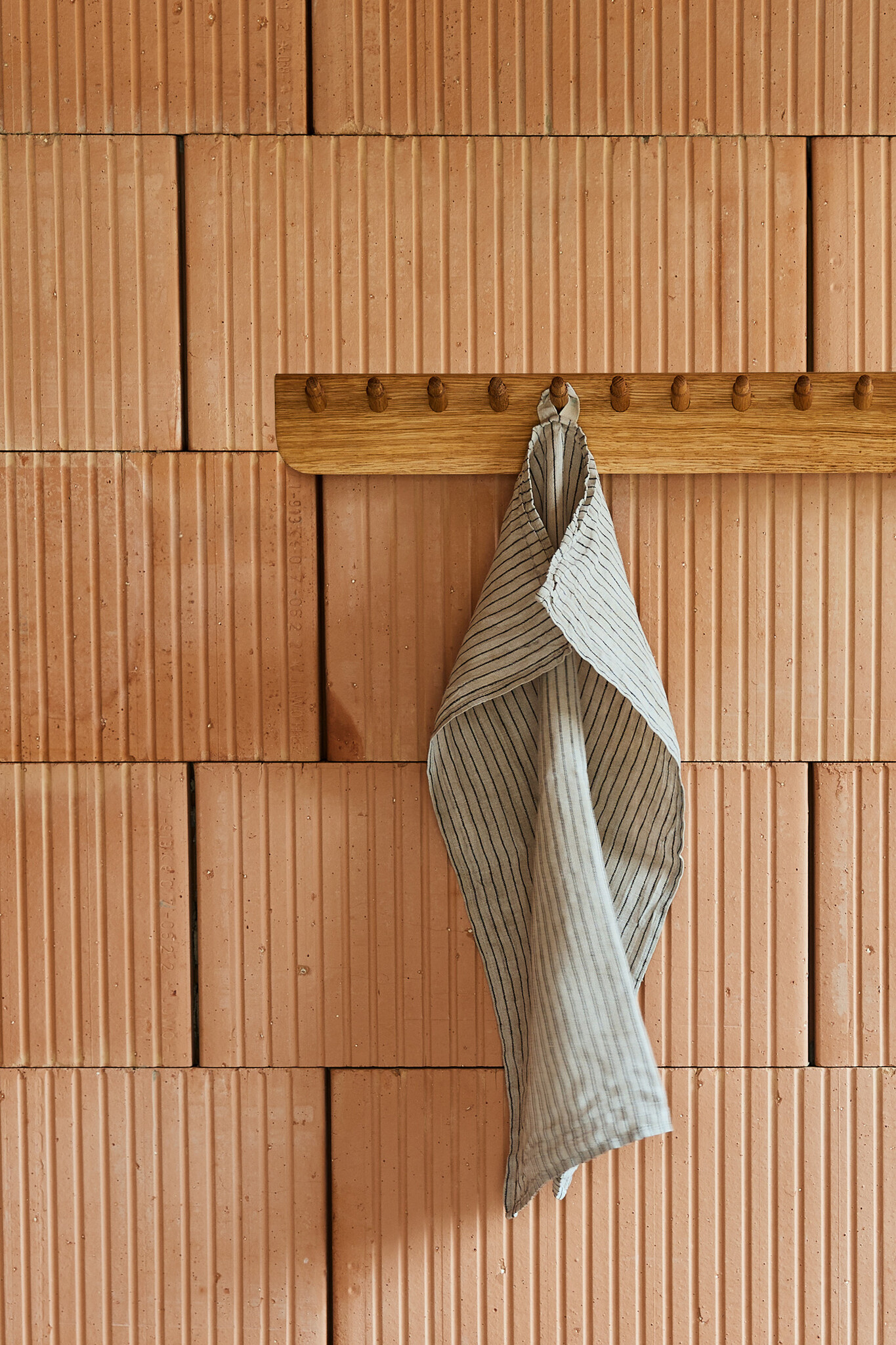 Form & Refine coat rack 'Echo' 88 - oak