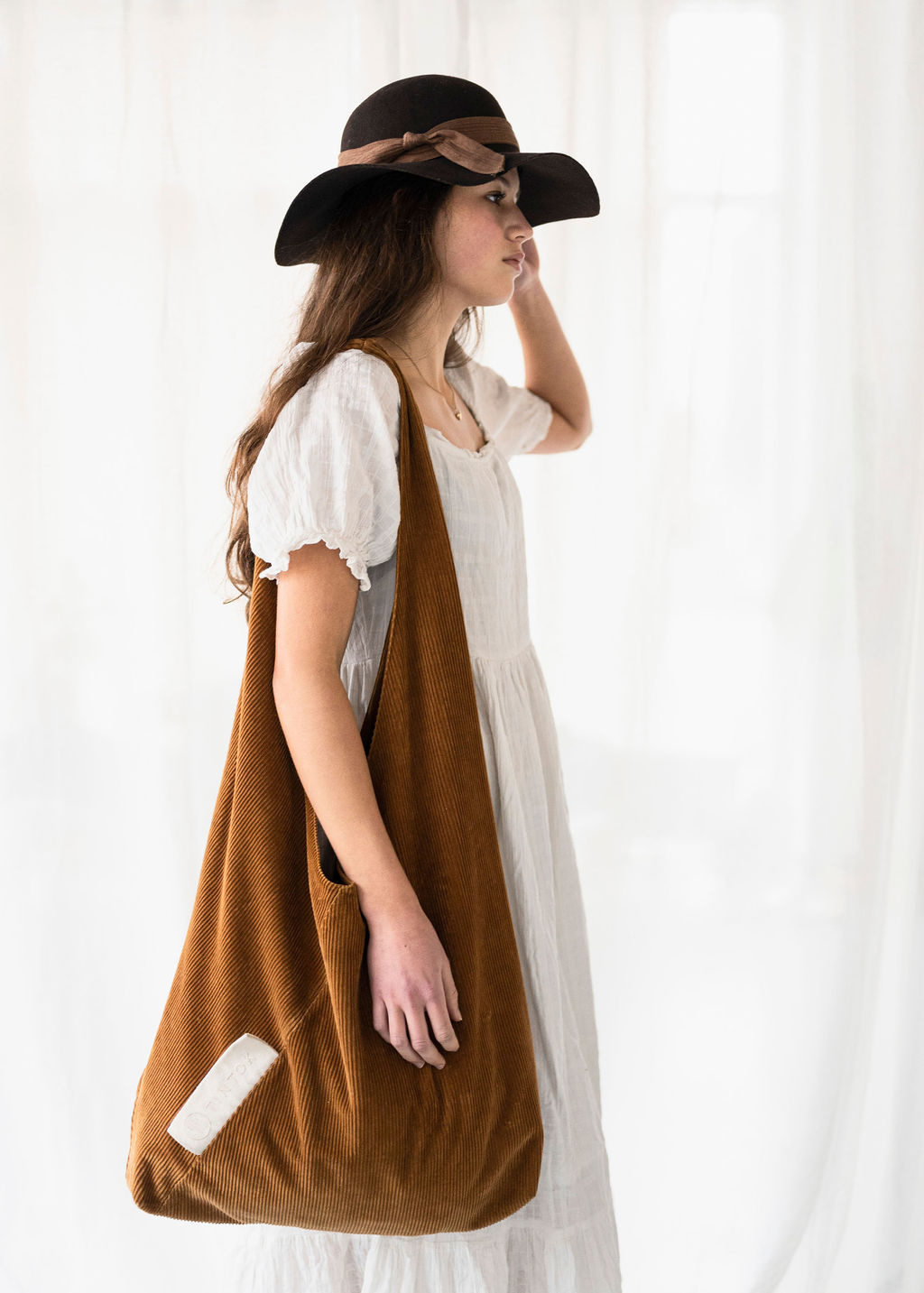 TinTok triangle tas 'Arti' corduroy - bruin