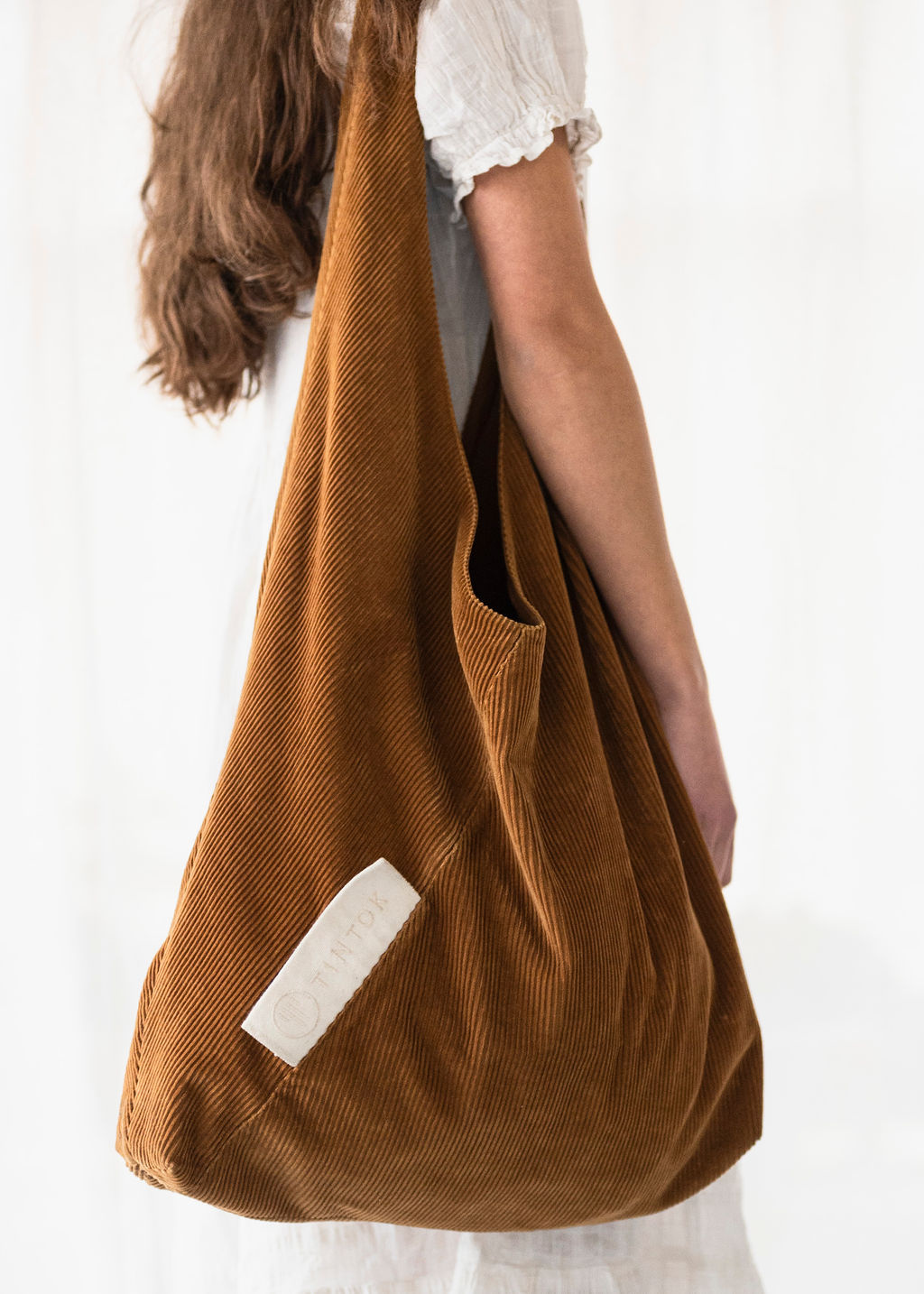 TinTok triangle tas 'Arti' corduroy - bruin