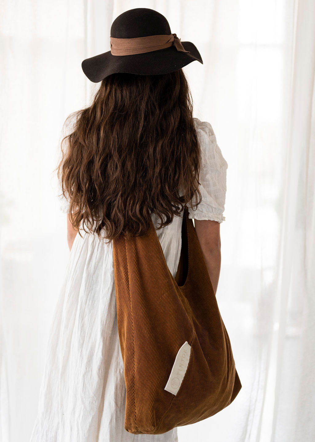 TinTok triangle tas 'Arti' corduroy - bruin